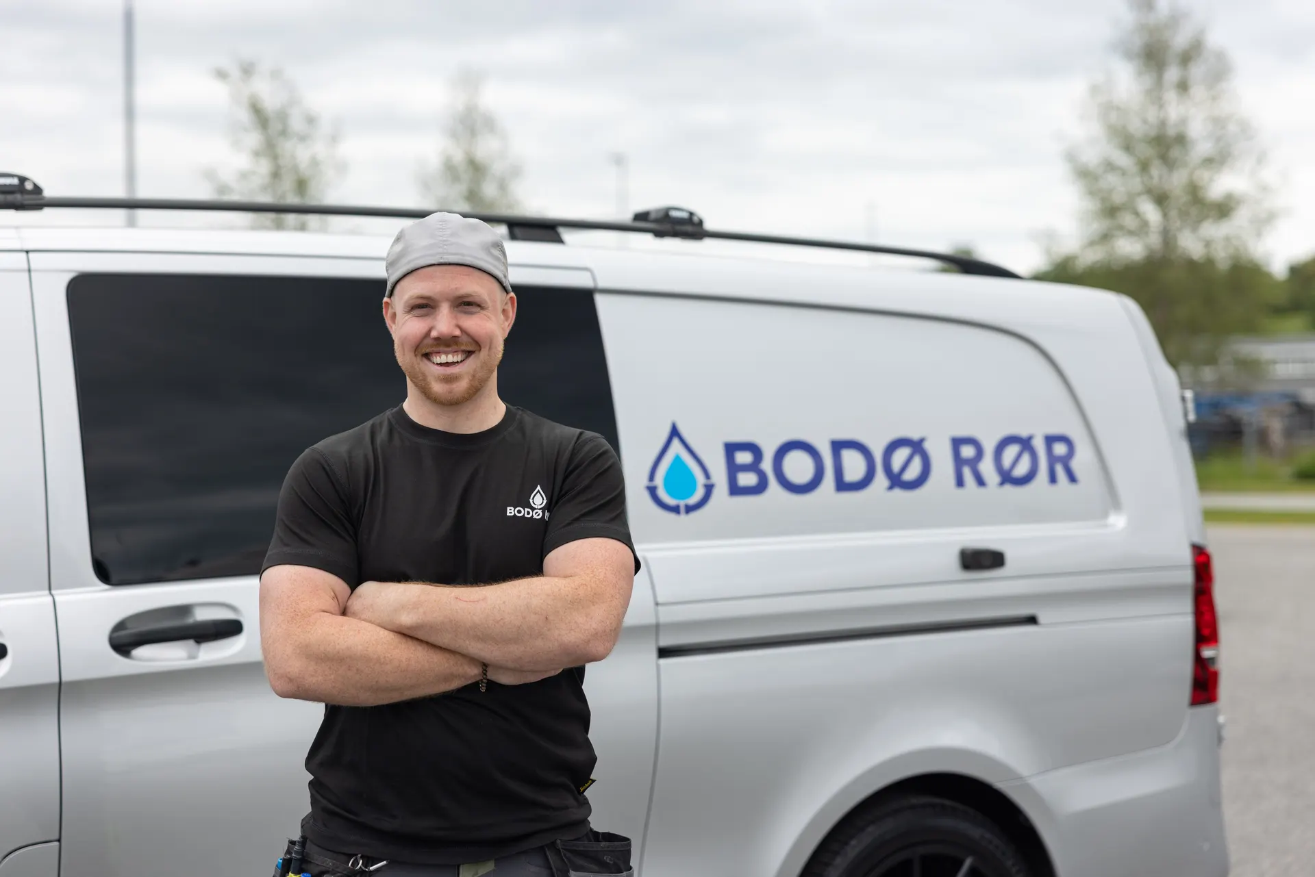 Rørleggermester Tom-Erik Hansen foran Bodø Rørs varebil.
